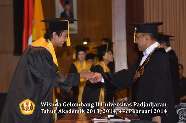 wisuda-unpad-gel-ii-ta-2013_2014-fakultas-ilmu-komunikasi-oleh-rektor-045