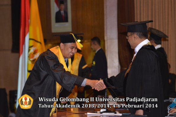 wisuda-unpad-gel-ii-ta-2013_2014-fakultas-ilmu-komunikasi-oleh-rektor-046