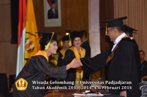 wisuda-unpad-gel-ii-ta-2013_2014-fakultas-ilmu-komunikasi-oleh-rektor-047