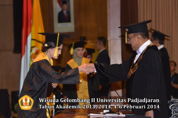 wisuda-unpad-gel-ii-ta-2013_2014-fakultas-ilmu-komunikasi-oleh-rektor-048