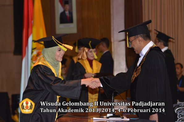 wisuda-unpad-gel-ii-ta-2013_2014-fakultas-ilmu-komunikasi-oleh-rektor-049