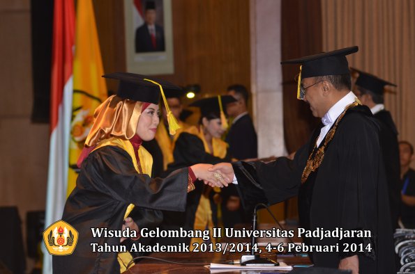 wisuda-unpad-gel-ii-ta-2013_2014-fakultas-ilmu-komunikasi-oleh-rektor-050