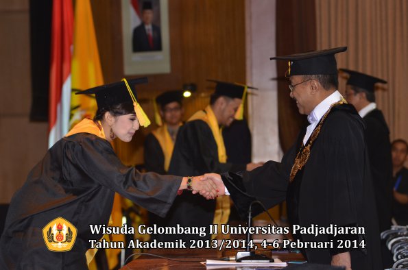 wisuda-unpad-gel-ii-ta-2013_2014-fakultas-ilmu-komunikasi-oleh-rektor-051