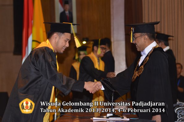 wisuda-unpad-gel-ii-ta-2013_2014-fakultas-ilmu-komunikasi-oleh-rektor-052