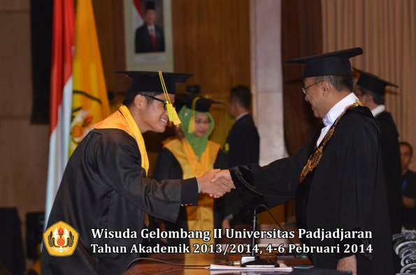 wisuda-unpad-gel-ii-ta-2013_2014-fakultas-ilmu-komunikasi-oleh-rektor-053