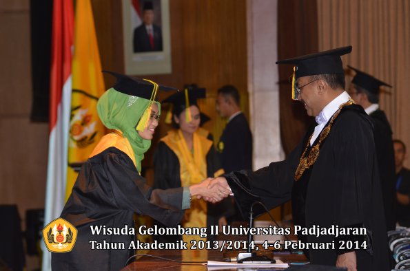 wisuda-unpad-gel-ii-ta-2013_2014-fakultas-ilmu-komunikasi-oleh-rektor-054