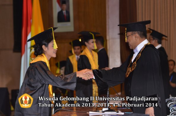 wisuda-unpad-gel-ii-ta-2013_2014-fakultas-ilmu-komunikasi-oleh-rektor-055