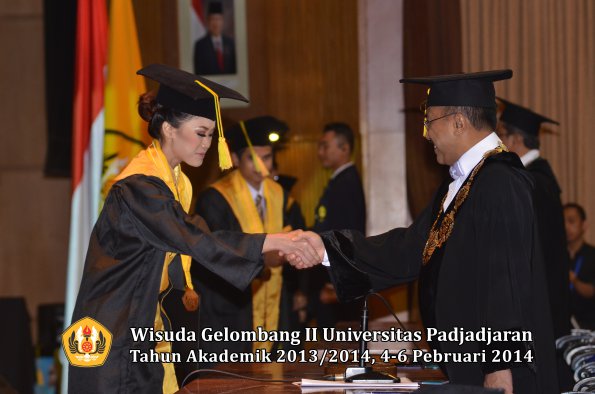 wisuda-unpad-gel-ii-ta-2013_2014-fakultas-ilmu-komunikasi-oleh-rektor-056