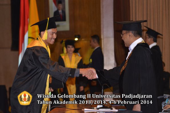 wisuda-unpad-gel-ii-ta-2013_2014-fakultas-ilmu-komunikasi-oleh-rektor-057