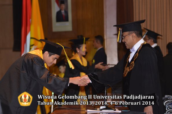 wisuda-unpad-gel-ii-ta-2013_2014-fakultas-ilmu-komunikasi-oleh-rektor-058