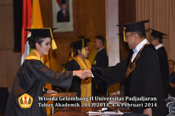 wisuda-unpad-gel-ii-ta-2013_2014-fakultas-ilmu-komunikasi-oleh-rektor-059