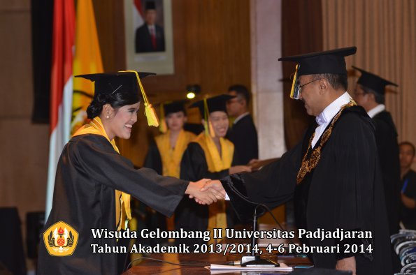 wisuda-unpad-gel-ii-ta-2013_2014-fakultas-ilmu-komunikasi-oleh-rektor-060