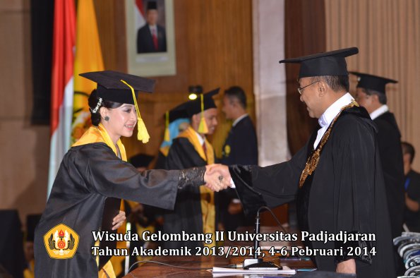 wisuda-unpad-gel-ii-ta-2013_2014-fakultas-ilmu-komunikasi-oleh-rektor-062