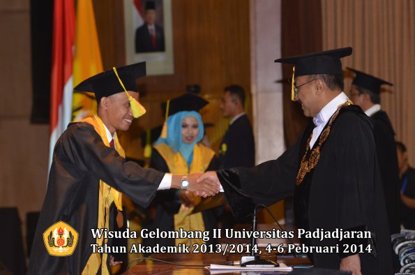 wisuda-unpad-gel-ii-ta-2013_2014-fakultas-ilmu-komunikasi-oleh-rektor-063