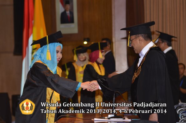 wisuda-unpad-gel-ii-ta-2013_2014-fakultas-ilmu-komunikasi-oleh-rektor-064