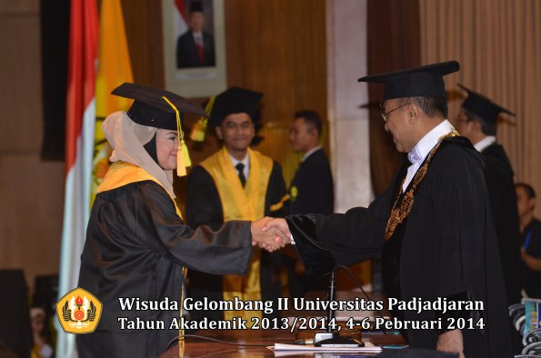 wisuda-unpad-gel-ii-ta-2013_2014-fakultas-ilmu-komunikasi-oleh-rektor-066