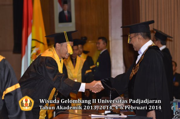 wisuda-unpad-gel-ii-ta-2013_2014-fakultas-ilmu-komunikasi-oleh-rektor-067