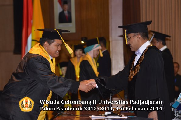 wisuda-unpad-gel-ii-ta-2013_2014-fakultas-ilmu-komunikasi-oleh-rektor-070