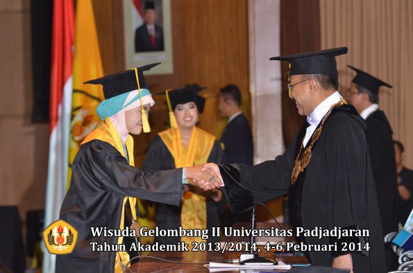 wisuda-unpad-gel-ii-ta-2013_2014-fakultas-ilmu-komunikasi-oleh-rektor-071