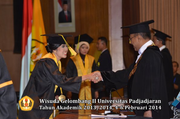 wisuda-unpad-gel-ii-ta-2013_2014-fakultas-ilmu-komunikasi-oleh-rektor-072