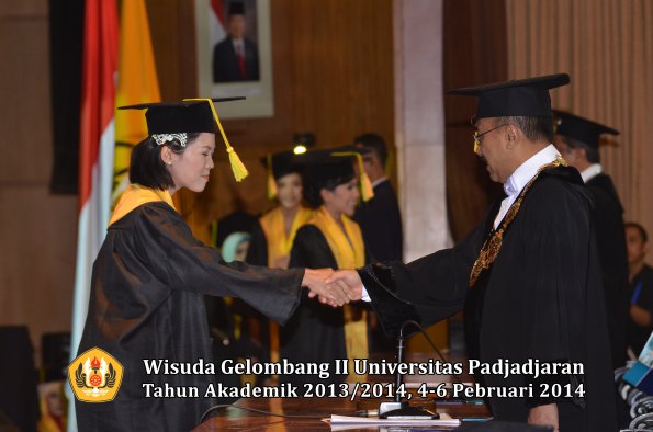 wisuda-unpad-gel-ii-ta-2013_2014-fakultas-ilmu-komunikasi-oleh-rektor-074