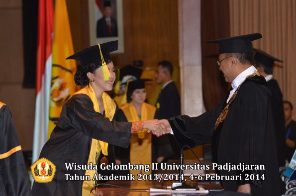 wisuda-unpad-gel-ii-ta-2013_2014-fakultas-ilmu-komunikasi-oleh-rektor-076