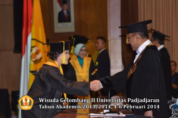 wisuda-unpad-gel-ii-ta-2013_2014-fakultas-ilmu-komunikasi-oleh-rektor-077