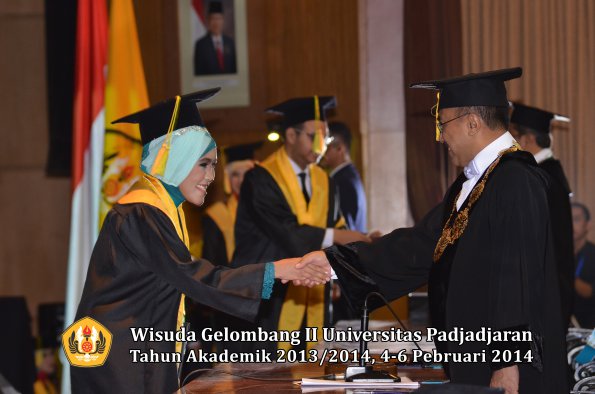 wisuda-unpad-gel-ii-ta-2013_2014-fakultas-ilmu-komunikasi-oleh-rektor-078