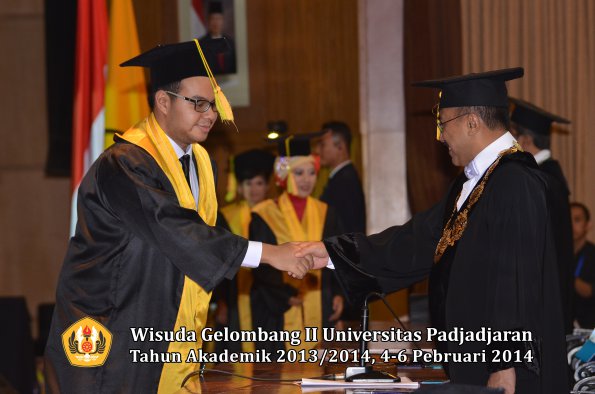 wisuda-unpad-gel-ii-ta-2013_2014-fakultas-ilmu-komunikasi-oleh-rektor-080