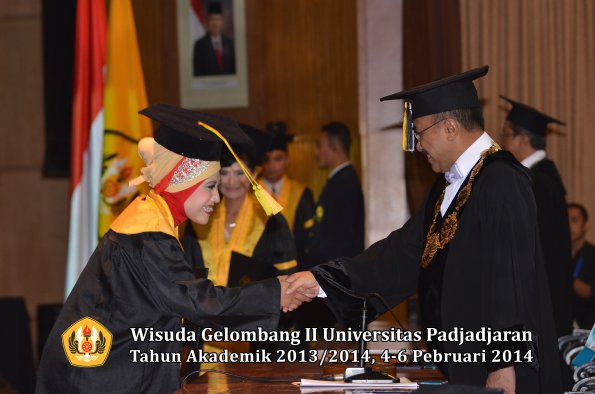 wisuda-unpad-gel-ii-ta-2013_2014-fakultas-ilmu-komunikasi-oleh-rektor-081