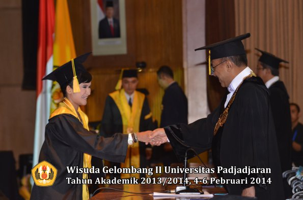 wisuda-unpad-gel-ii-ta-2013_2014-fakultas-ilmu-komunikasi-oleh-rektor-082