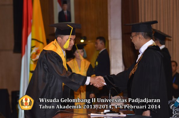 wisuda-unpad-gel-ii-ta-2013_2014-fakultas-ilmu-komunikasi-oleh-rektor-083