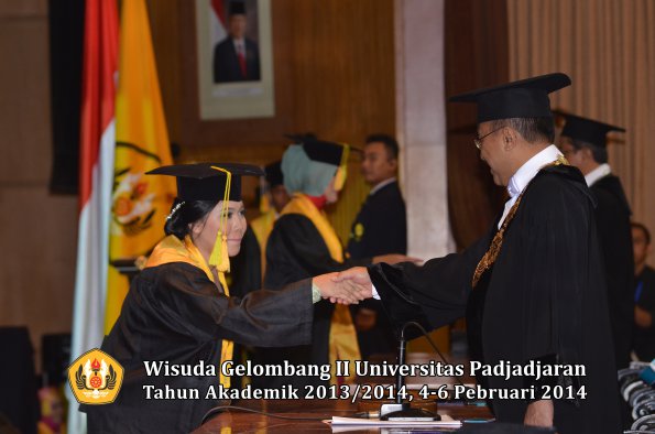 wisuda-unpad-gel-ii-ta-2013_2014-fakultas-ilmu-komunikasi-oleh-rektor-084