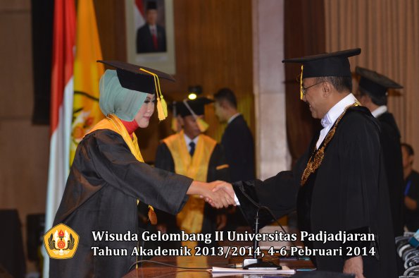 wisuda-unpad-gel-ii-ta-2013_2014-fakultas-ilmu-komunikasi-oleh-rektor-085