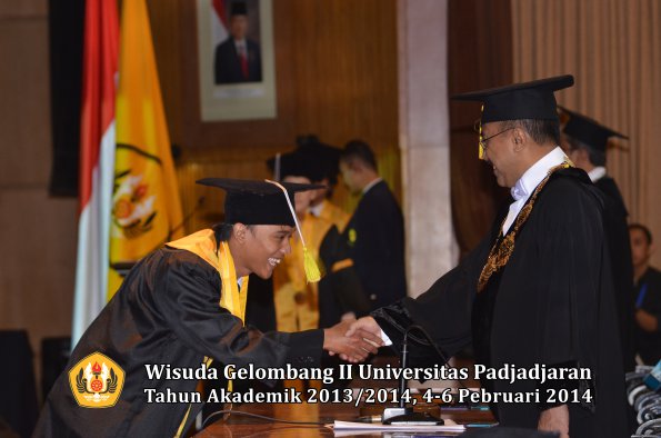 wisuda-unpad-gel-ii-ta-2013_2014-fakultas-ilmu-komunikasi-oleh-rektor-086