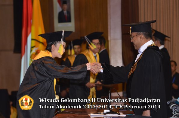 wisuda-unpad-gel-ii-ta-2013_2014-fakultas-ilmu-komunikasi-oleh-rektor-087