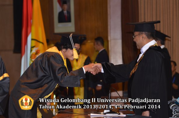 wisuda-unpad-gel-ii-ta-2013_2014-fakultas-ilmu-komunikasi-oleh-rektor-088