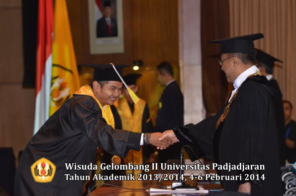 wisuda-unpad-gel-ii-ta-2013_2014-fakultas-ilmu-komunikasi-oleh-rektor-089