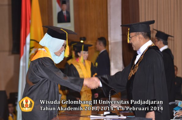 wisuda-unpad-gel-ii-ta-2013_2014-fakultas-ilmu-komunikasi-oleh-rektor-090