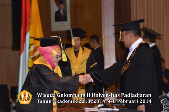 wisuda-unpad-gel-ii-ta-2013_2014-fakultas-ilmu-komunikasi-oleh-rektor-092