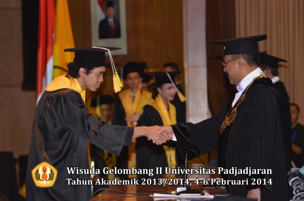 wisuda-unpad-gel-ii-ta-2013_2014-fakultas-ilmu-komunikasi-oleh-rektor-093