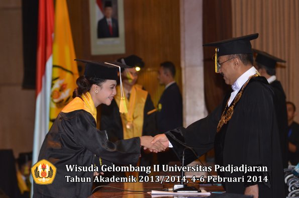 wisuda-unpad-gel-ii-ta-2013_2014-fakultas-ilmu-komunikasi-oleh-rektor-094