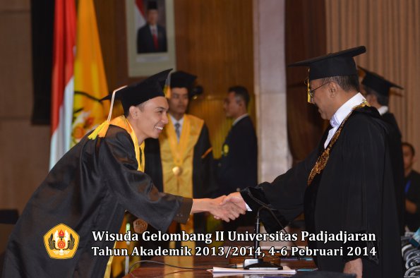 wisuda-unpad-gel-ii-ta-2013_2014-fakultas-ilmu-komunikasi-oleh-rektor-095