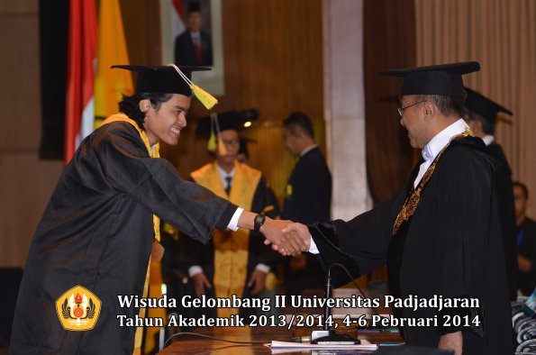 wisuda-unpad-gel-ii-ta-2013_2014-fakultas-ilmu-komunikasi-oleh-rektor-096