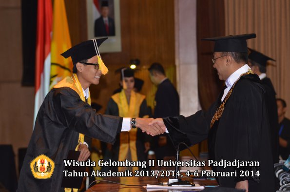 wisuda-unpad-gel-ii-ta-2013_2014-fakultas-ilmu-komunikasi-oleh-rektor-097