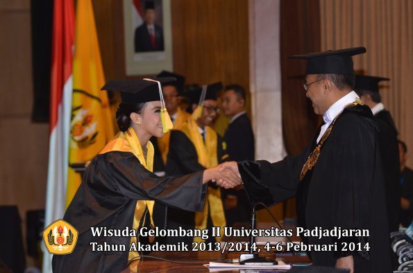 wisuda-unpad-gel-ii-ta-2013_2014-fakultas-ilmu-komunikasi-oleh-rektor-098