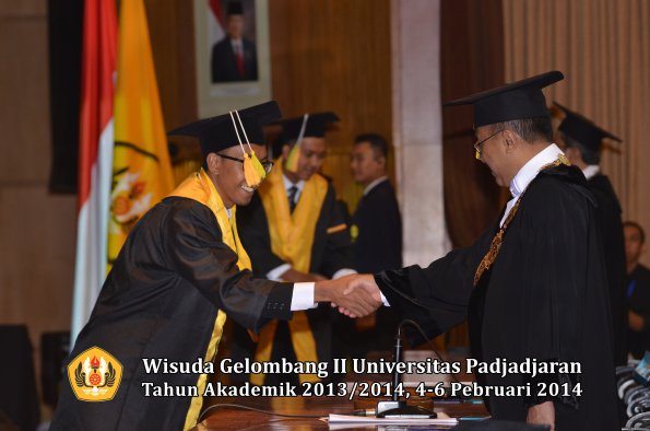 wisuda-unpad-gel-ii-ta-2013_2014-fakultas-ilmu-komunikasi-oleh-rektor-099