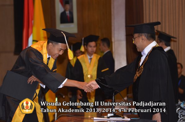 wisuda-unpad-gel-ii-ta-2013_2014-fakultas-ilmu-komunikasi-oleh-rektor-100