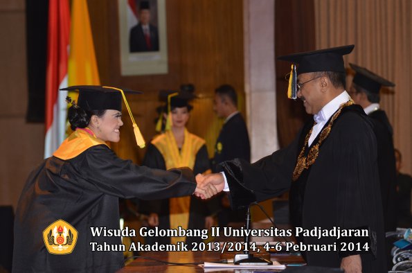 wisuda-unpad-gel-ii-ta-2013_2014-fakultas-ilmu-komunikasi-oleh-rektor-101