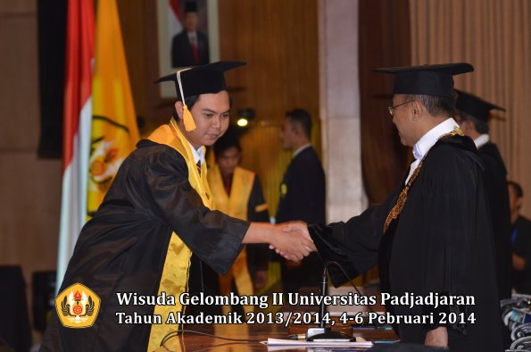 wisuda-unpad-gel-ii-ta-2013_2014-fakultas-ilmu-komunikasi-oleh-rektor-102